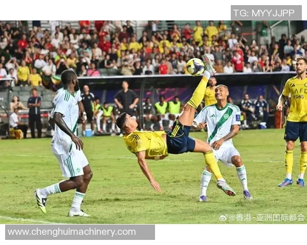 明星大胆开麦吐槽足球巨星引发全网热议球迷与网友观点碰撞